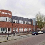 Exterieur van de fraaie Bosbeek school In Santpoort in nieuw oude stijl