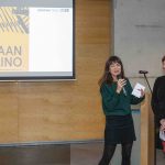 Daphne Bunskoek en Olivia Ettema tijdens de opening van de Ode aan Lino expositie van Forbo Flooring in het Zaans Museum