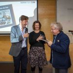 Het Ode aan Lino jubileumboek met linoleum kaft wordt uitgereikt aan MIchiel van Nieuwland van Forbo Flooring