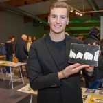 Wessel Westerveld met zijn winnende linosnede tijdens Forbo Floorings Ode aan LIno expositie in het Zaans Museum1