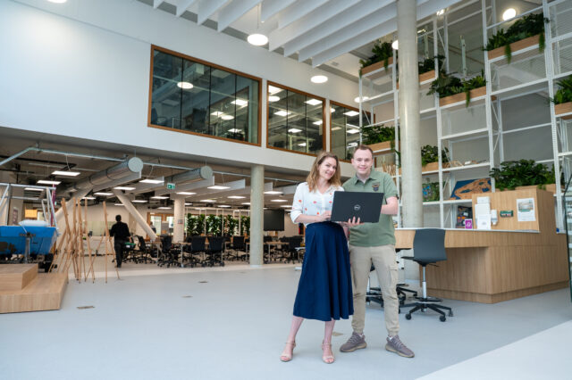 Kris Reijnierse (l) en Max Steenhart in het Joint Research Center Zeeland